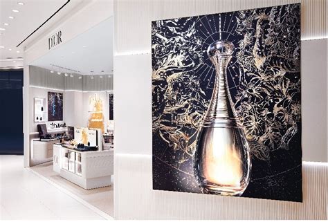 Dior opens first airport beauty boutique in Central .